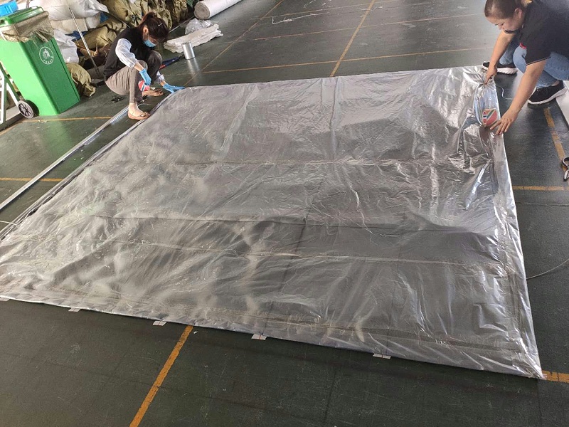 防火卷簾（lián）門簾布製作中