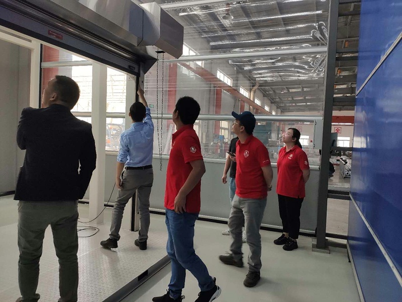 91视频官网徐總帶客戶看樣品門（mén）