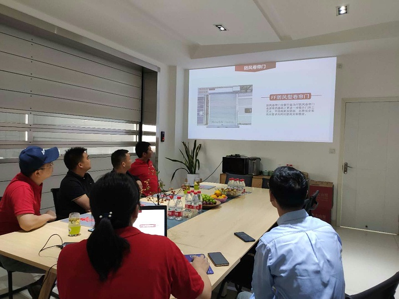 91视频官网牛總為（wéi）客戶講解產品