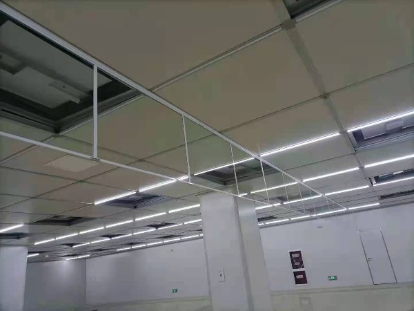 夾（jiá）絲玻璃擋煙垂壁走（zǒu）進昆山市城北中學新建藝體（tǐ）館（guǎn）